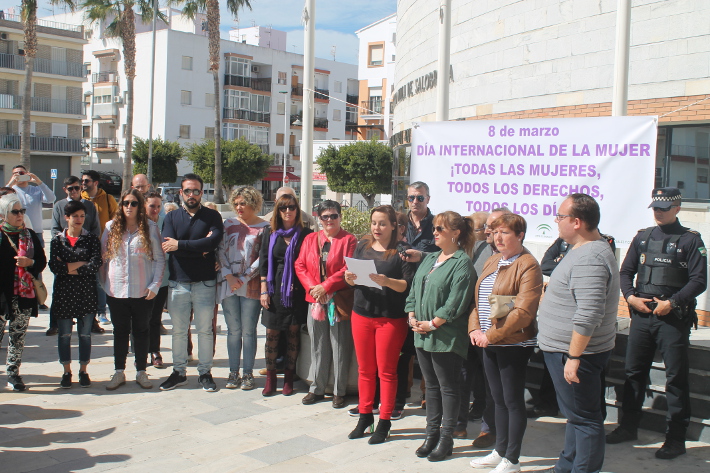 Decenas de mujeres secundan la huelga feminista y se concentran en la puerta del Ayuntamiento
